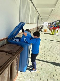 Transformando Residuos en Oportunidades: Iniciativa de Reciclaje en el CEIP Benafelix