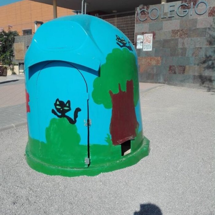 Contenedores de vidrio como cobijo para gatos.