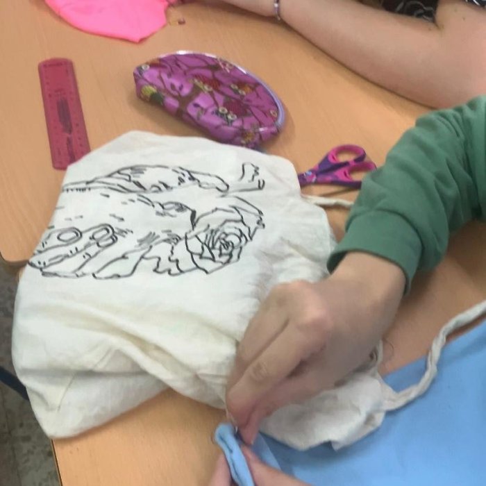 Diseño de Moda Sostenible en el IES Algazul: Transformando la Ropa para Cuidar el Planeta - Roquetas